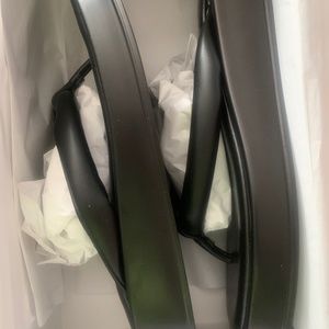 Leather Kaltur Puffy Thong Sandal size10 black